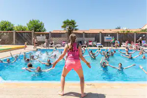 Yelloh! Village Le Chaponnet - Wassergymnastik Kurs im Pool auf dem Campingplatz