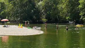 Camping Le Chassezac - Blick auf den Badestrand am Campingplatz