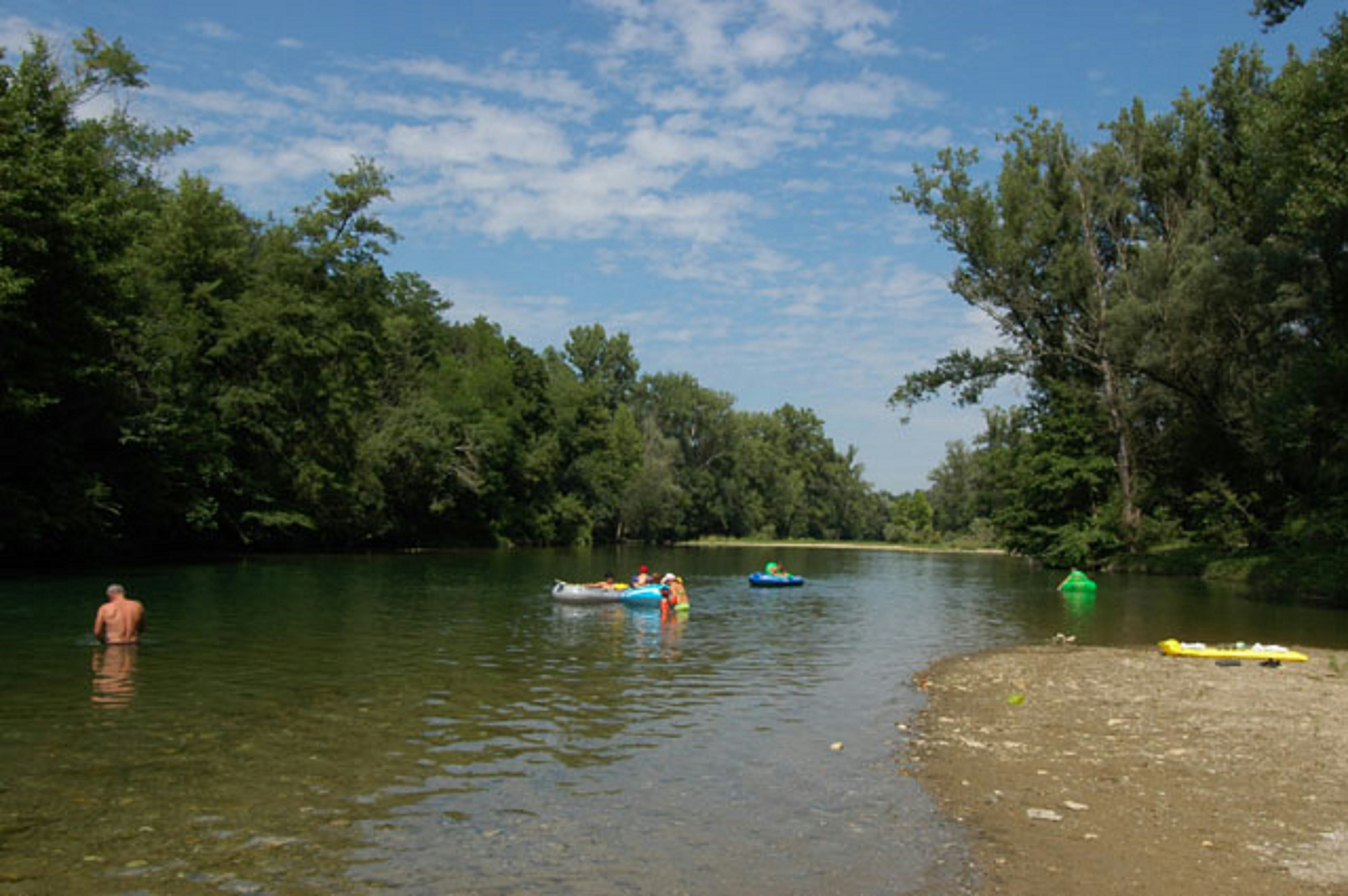 Camping Le Chassezac - Camper baden im Fluss
