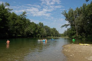 Camping Le Chassezac - Camper baden im Fluss