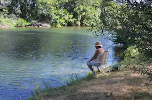 Camping Le Chassezac - Camper beim Angeln auf dem Campingplatz
