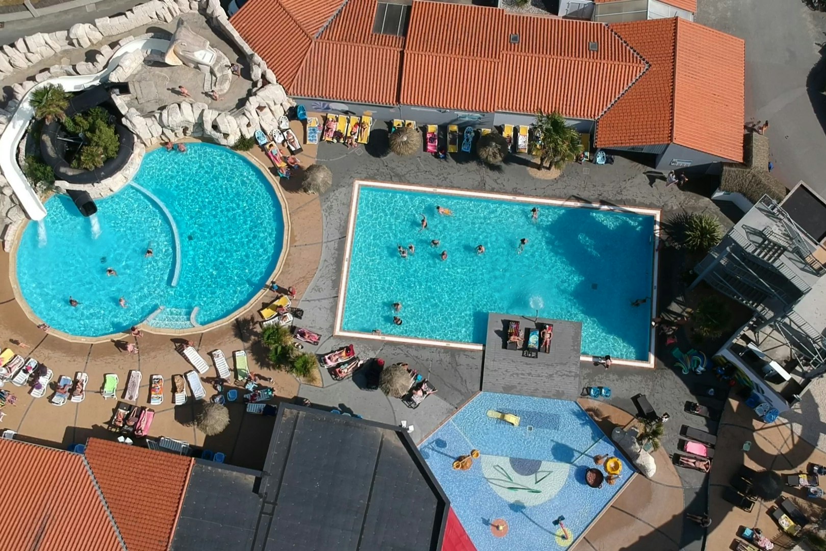 Camping Le Château Saint-Hilaire-de-Riez - Luftaufnahme des Wasserparks auf dem Campingplatz