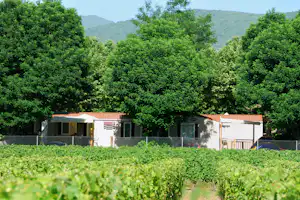 Camping Le Chauvieux - Mobilheim mit Veranda auf dem Campingplatz