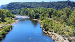 Camping Le Chauvieux - Blick auf den Fluss mit Badestrand