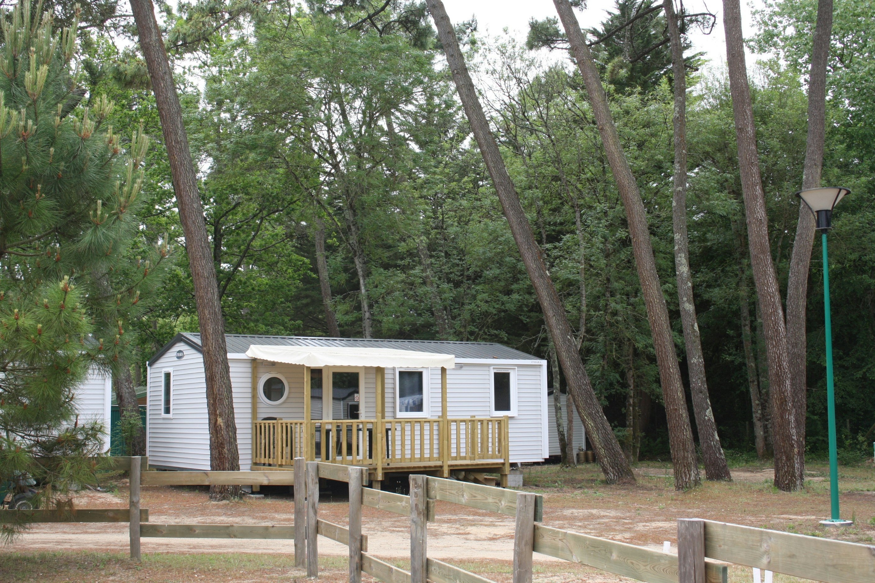 Camping Le Chenal - Mobilheim mit Terrasse auf dem Campingplatz
