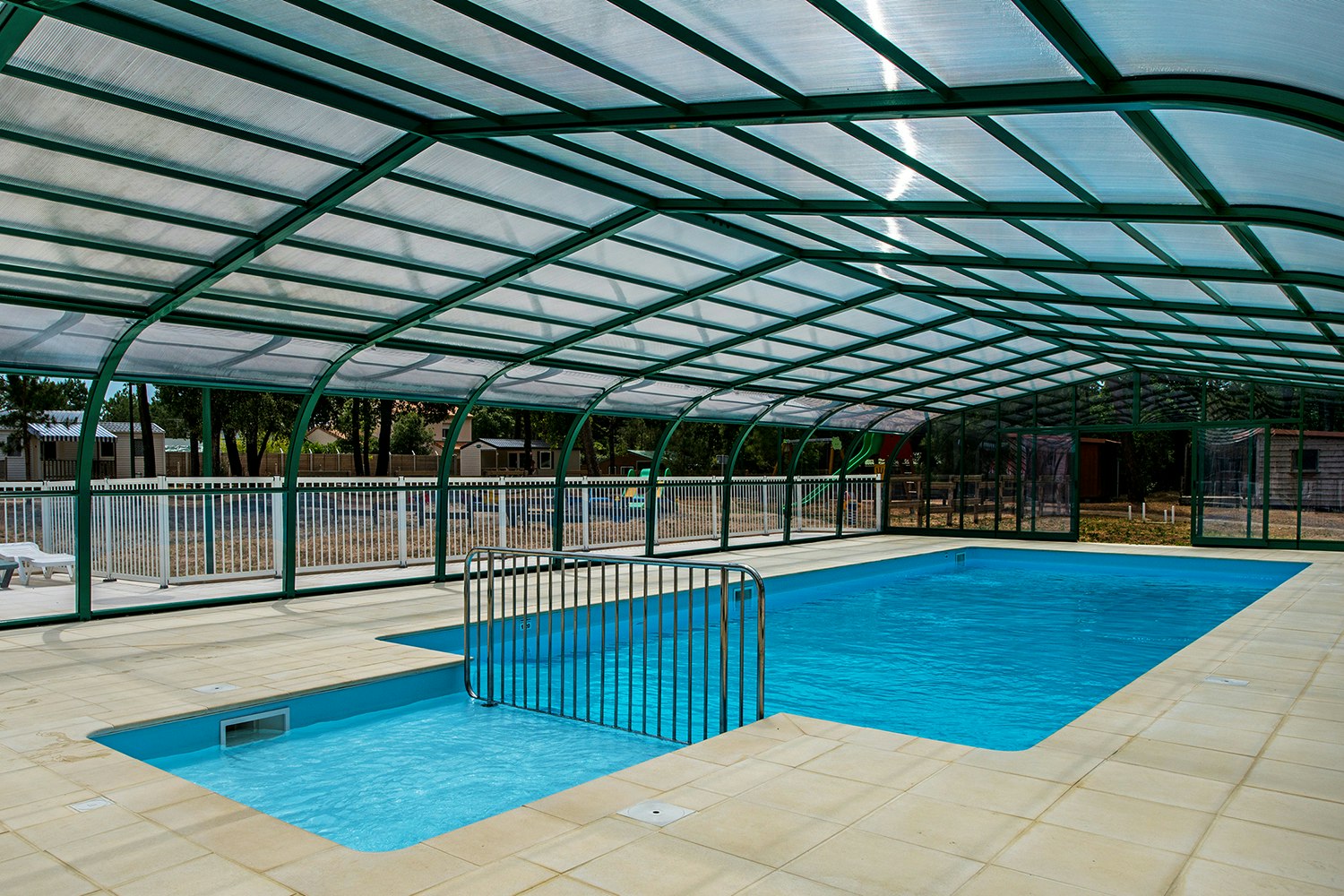 Camping Le Chenal - Überdachter Pool auf dem Campingplatz