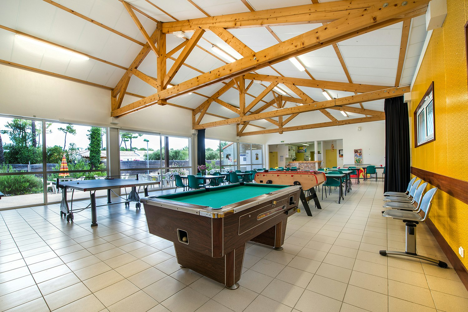 Camping Le Chenal - Aufenthaltsraum mit Spielgeräten