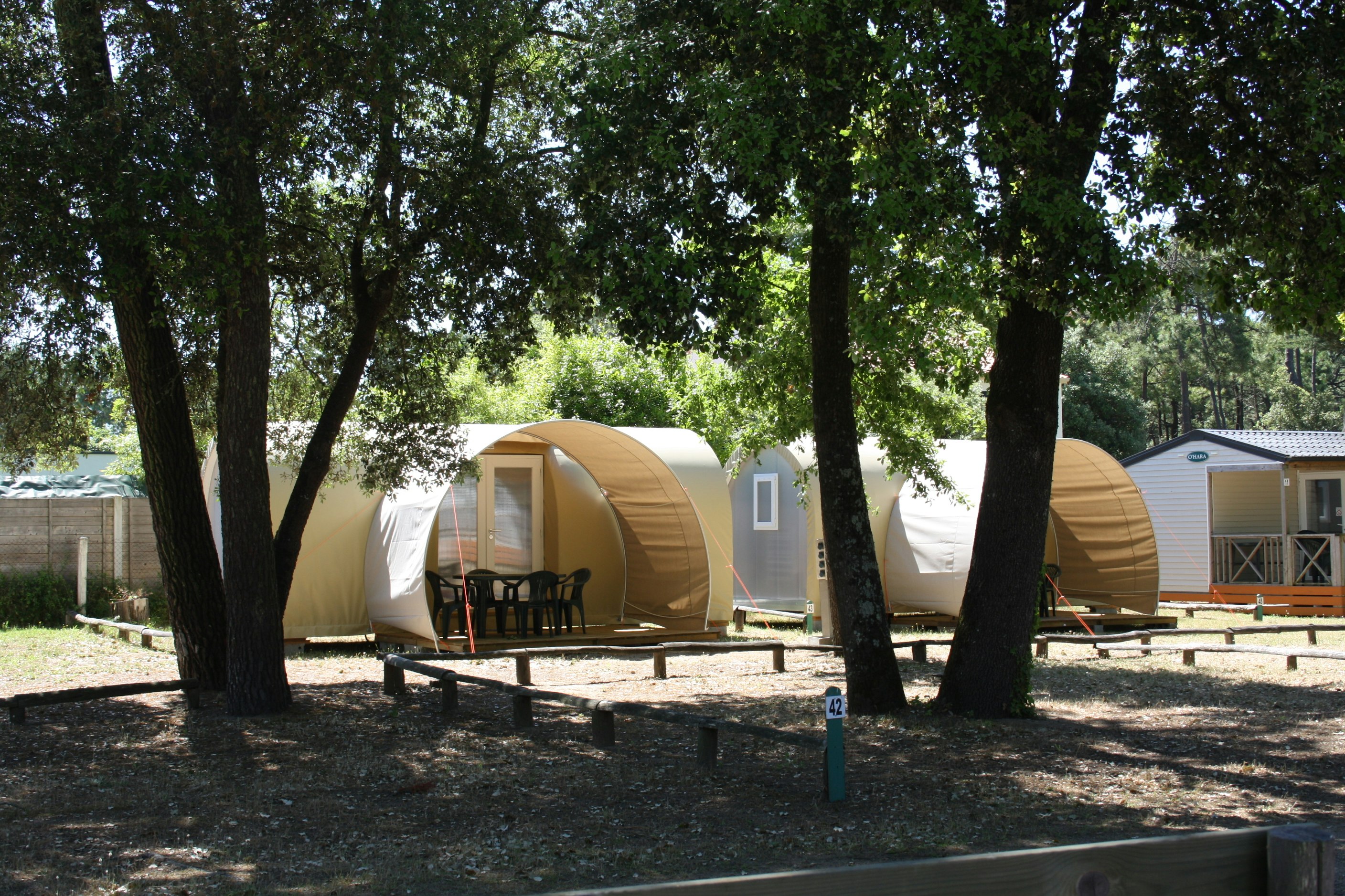 Camping Le Chenal - Glamping-Unterkünfte auf dem Campingplatz