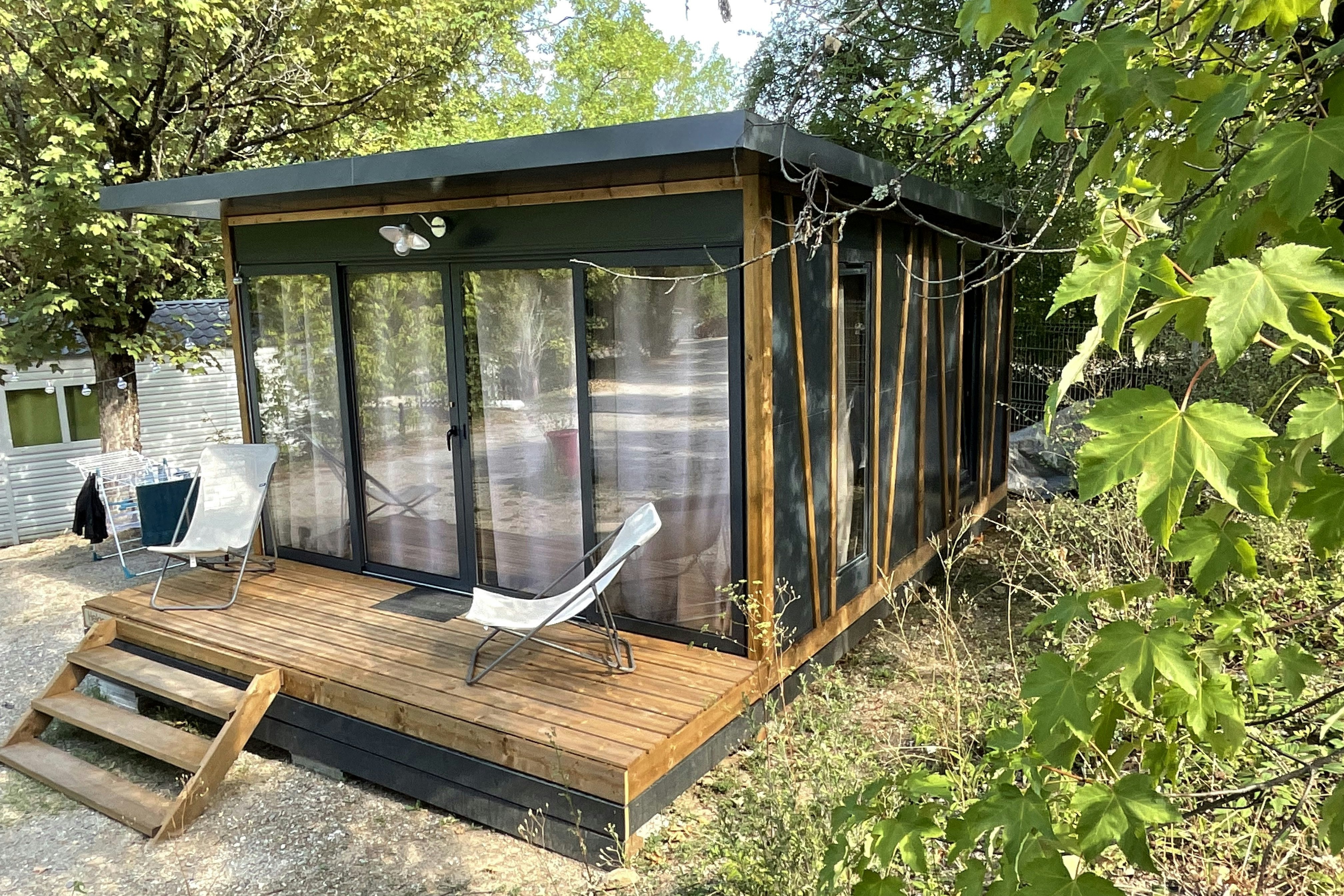 Camping le Chêne  - Mobilheim mit Terrasse auf dem Campingplatz