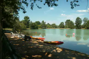 Camping Le Chêne du Lac - Kayaks am Strand vom Campingplatz