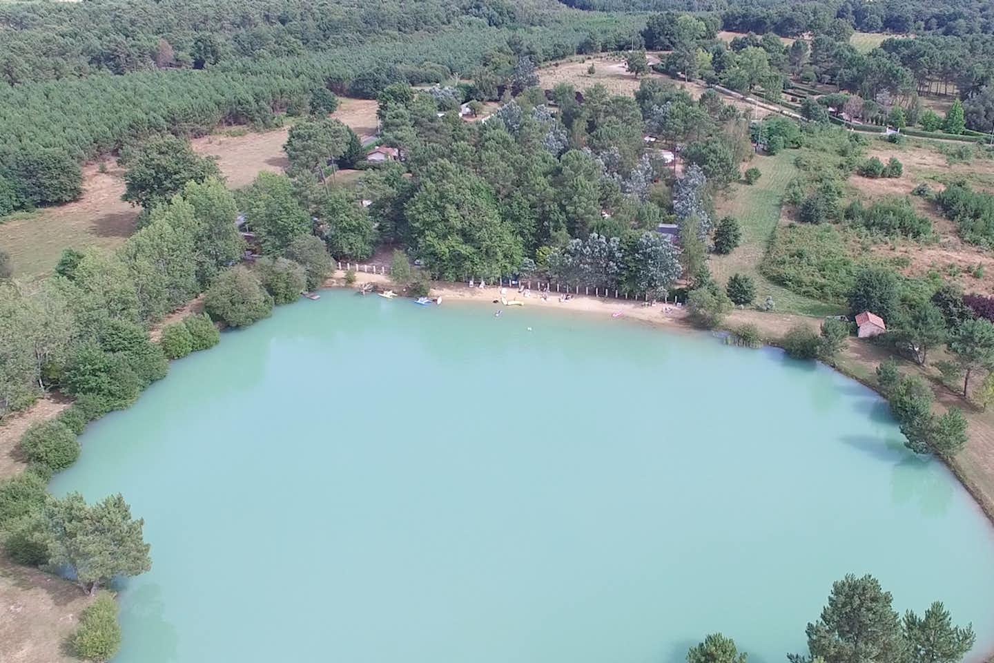 Camping Le Chêne du Lac - Luftaufnahme vom Campingplatz und dem angrenzenden See