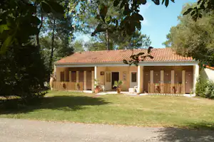 Camping Le Chêne du Lac - Sanitärgebäude vom Campingplatz