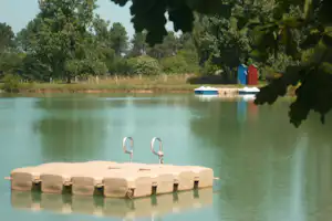 Camping Le Chêne du Lac - Schwimminsel auf dem See vor dem Campingplatz