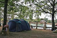 Camping Le Chêne du Lac - Zeltplatz vom Campingplatz unter Bäumen mit Blick auf den See