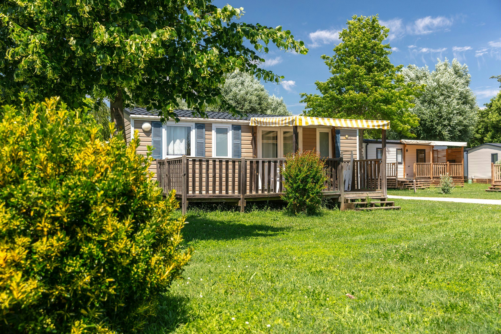 Marvilla Parks Château de Galaure  Camping Le Château de Galaure - Außenansicht Mobilheime auf dem Campingplatz