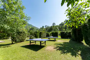Camping Koawa Le Château de Rochetaillée - Tischtennisplatten im Grünen