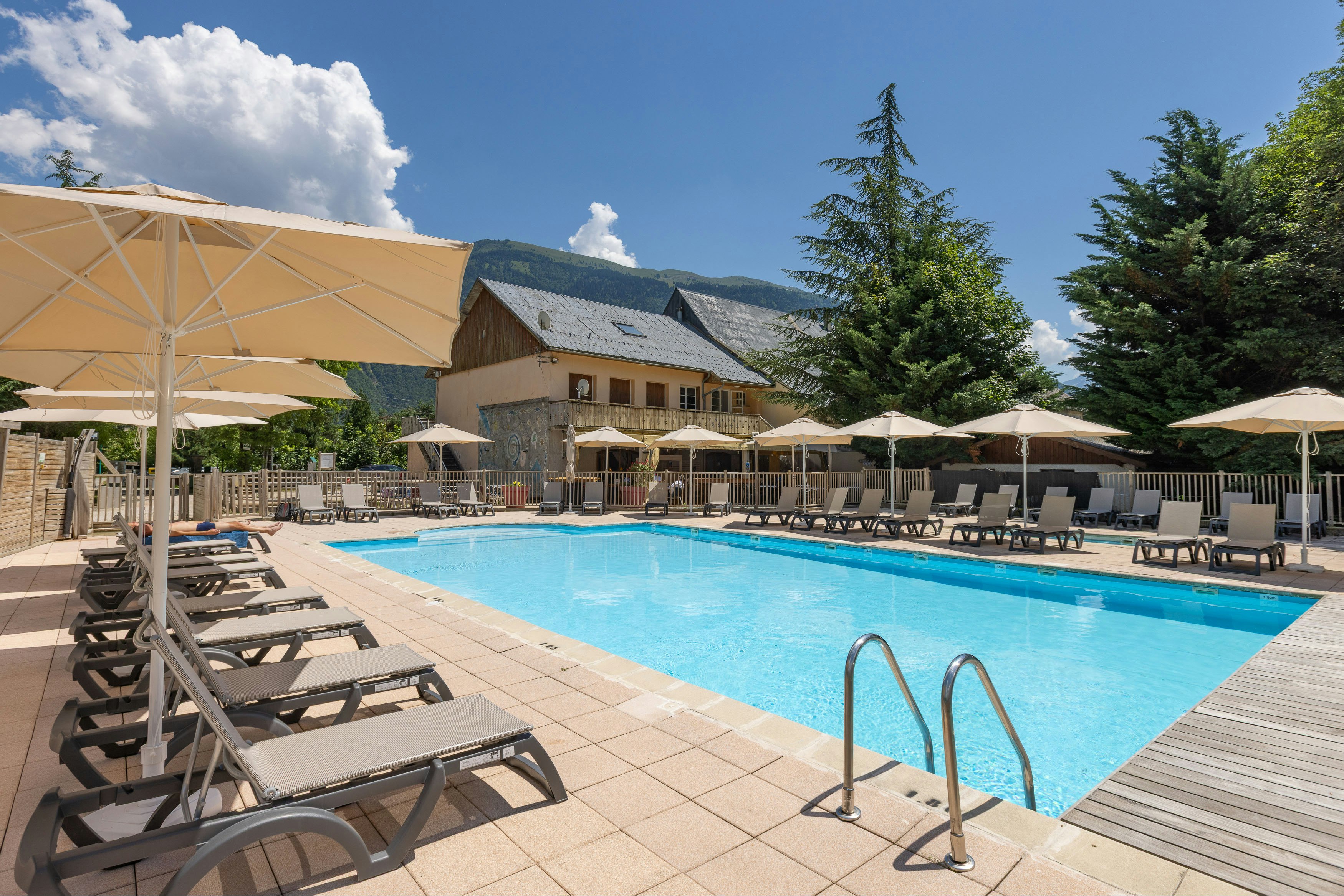 Camping Le Château de Rochetaillée  - Pool im Freien mit Liegestühlen und Sonnenschirmen