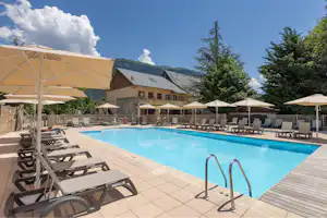 Camping Le Château de Rochetaillée - Pool im Freien mit Liegestühlen und Sonnenschirmen