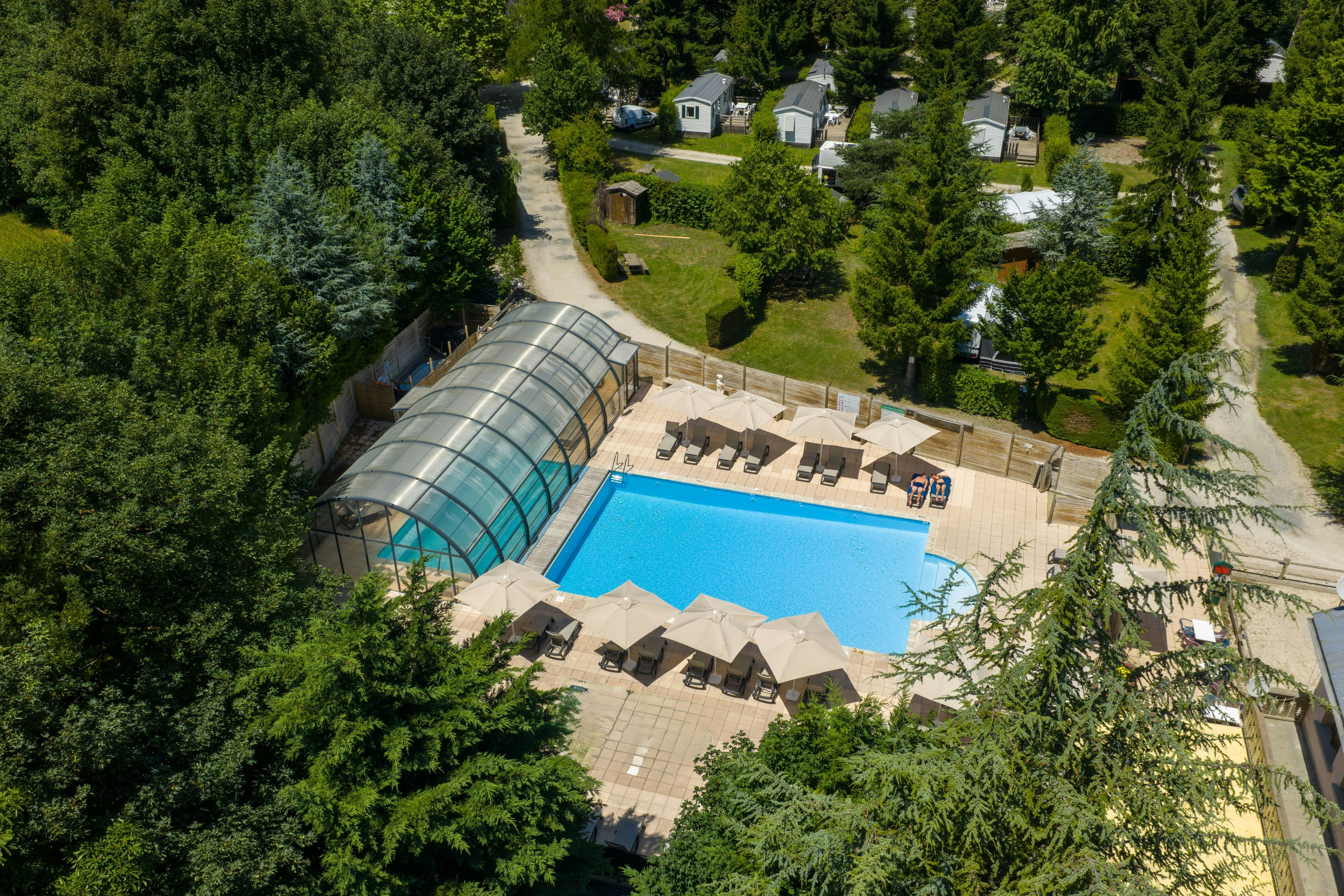Camping Le Château de Rochetaillée - Luftaufnahme des Pools auf dem Campingplatz