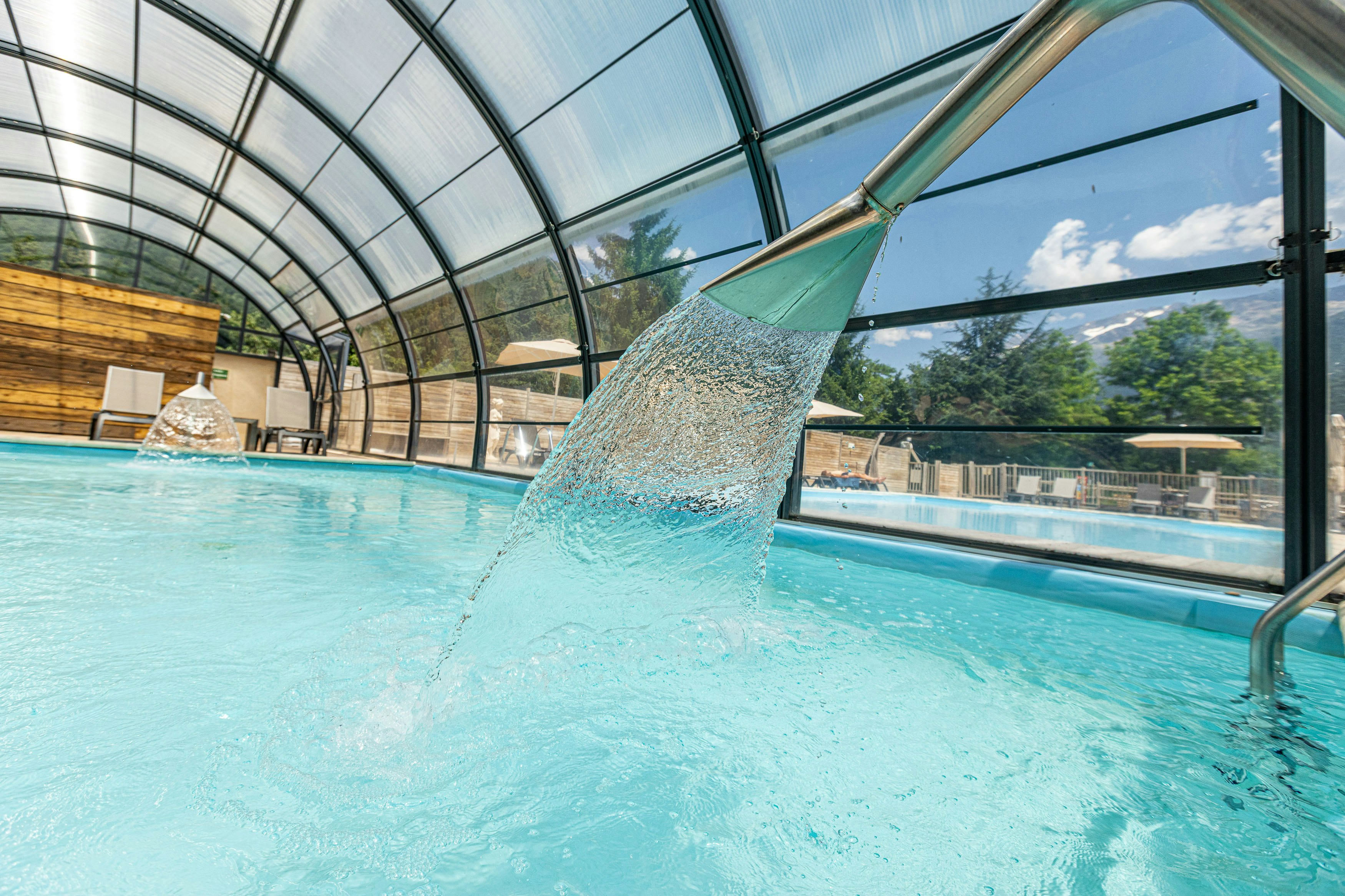 Camping Le Château de Rochetaillée - Pool mit Überdachung auf dem Campingplatz