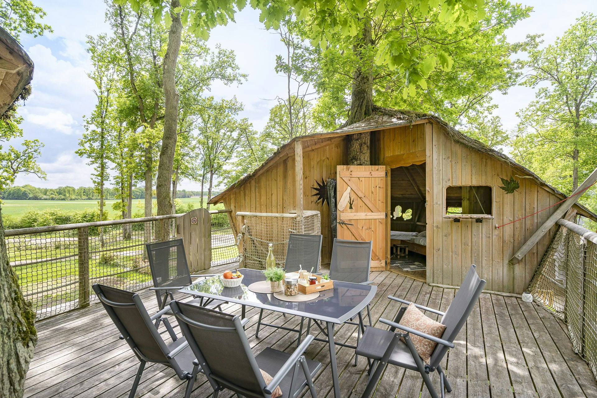 Camping Le Château des Marais - Mobilehome with veranda in the green at the campsite