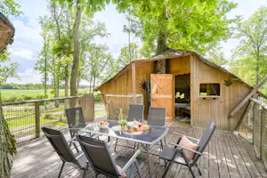 Camping Le Château des Marais - Mobilehome with veranda in the green at the campsite