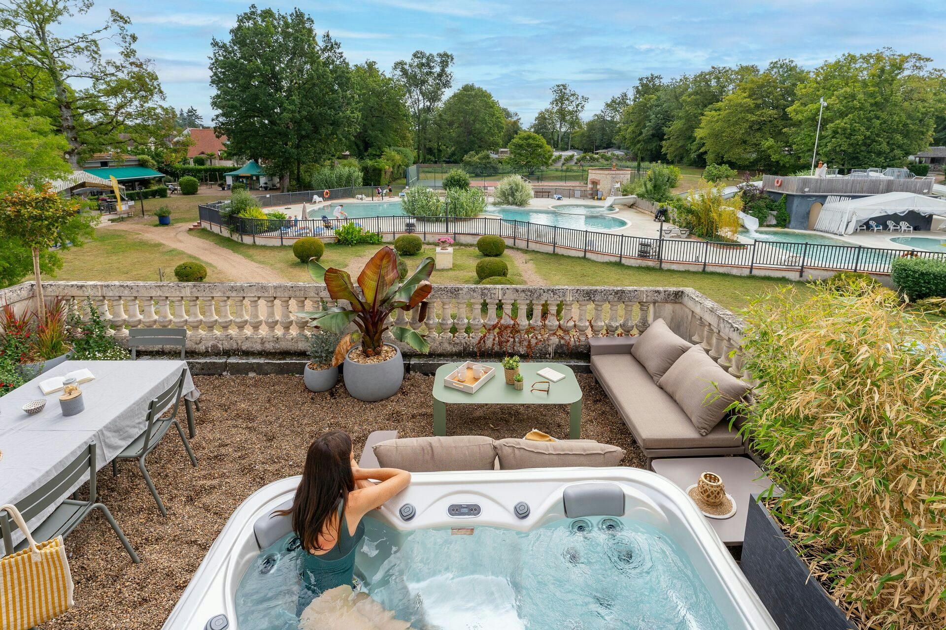 Camping Sandaya Château des Marais  Camping Le Château des Marais - Terrasse mit Jacuzzi und Blick auf den restlichen Campingplatz