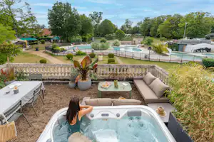 Camping Sandaya Château des Marais Camping Le Château des Marais - Terrasse mit Jacuzzi und Blick auf den restlichen Campingplatz