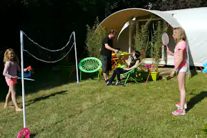Camping Le Château des Tilleuls - Mobilheim in der Sonne auf dem Campingplatz