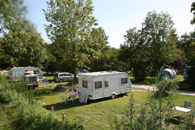 Camping Le Château des Tilleuls  -  Wohnwagen- und Zeltstellplatz auf Rasen auf dem Campingplatz