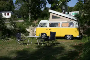 Camping Le Château des Tilleuls - Kleinbus auf einem Stellplatz