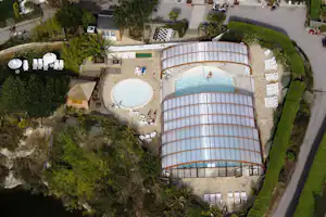 Camping Le Châtelet - Poolbereich vom Campingplatz mit Liegestühlen in der Sonne aus der Vogelperspektive