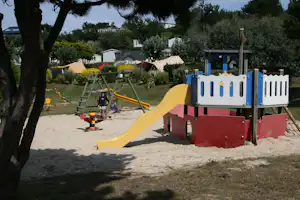 Camping Le Châtelet - Spielplatz vom Campingplatz im Grünen