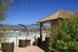 Camping Le Châtelet - Blick auf den überdachten Pool und dem Kinderbecken vom Campingplatz