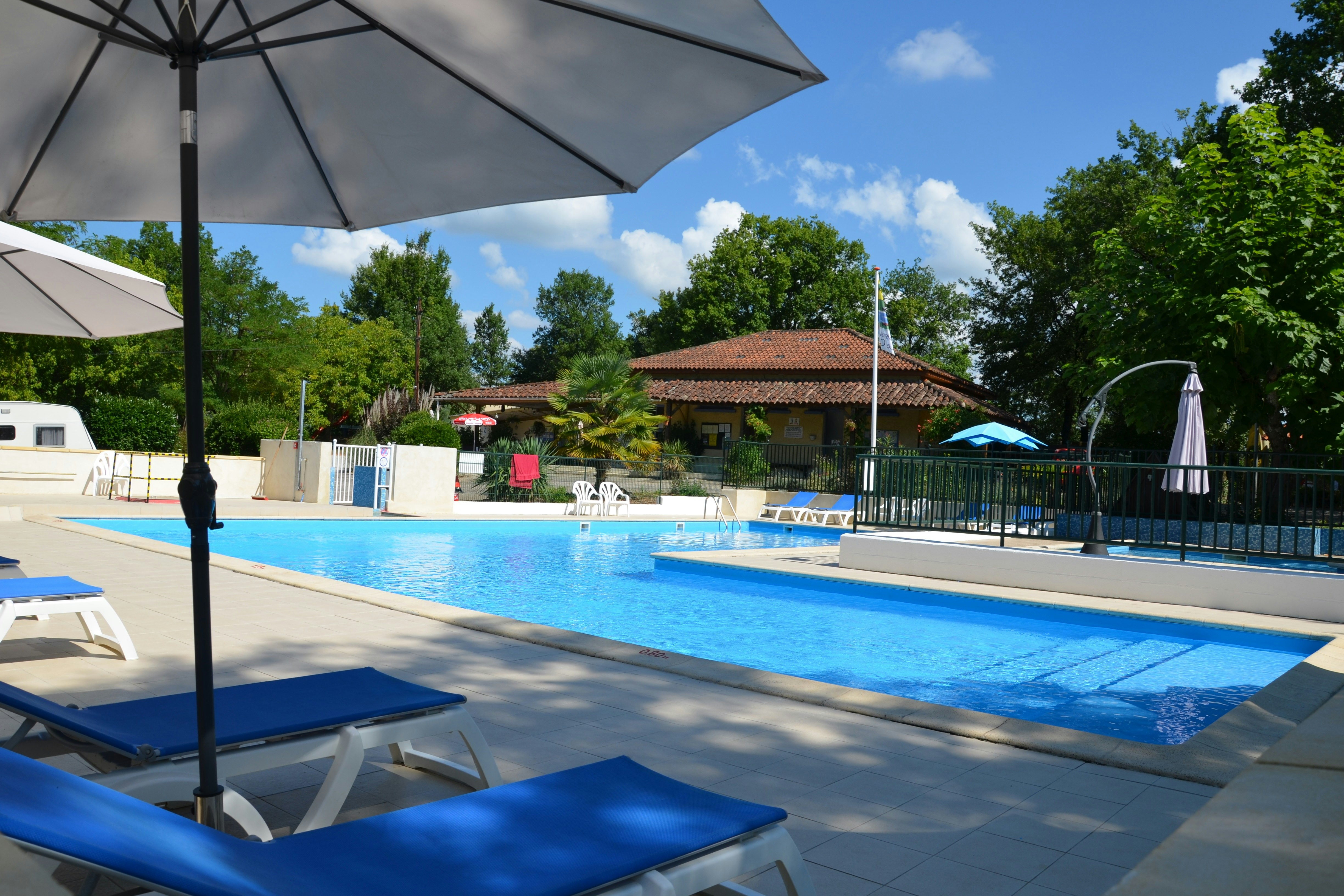 Camping Le Ch'timi  - Pool im Freien mit Liegestühlen und Sonnenschirmen