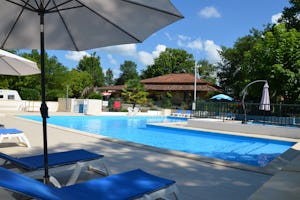 Camping Le Ch'timi - Pool im Freien mit Liegestühlen und Sonnenschirmen