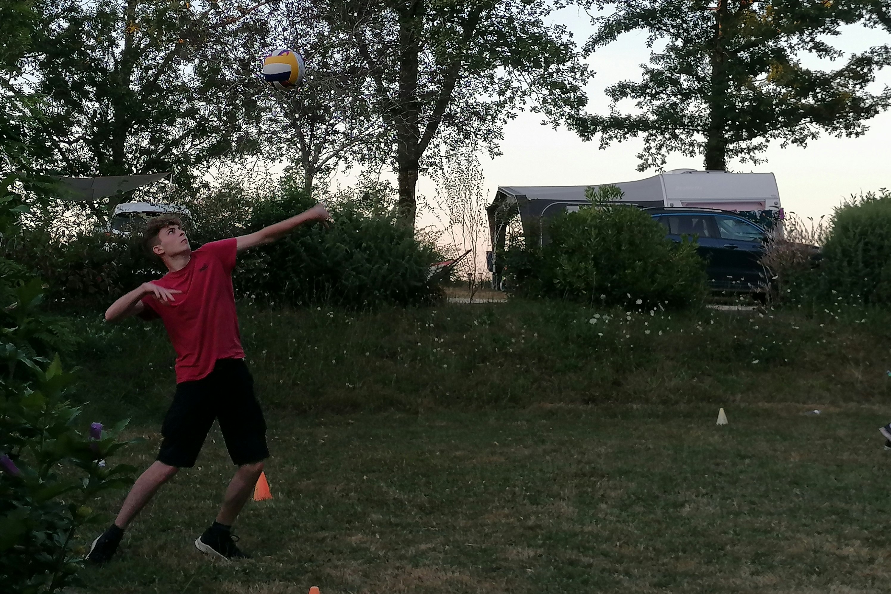 Camping Le Ch'timi - Camper spielt Volleyball auf der Wiese