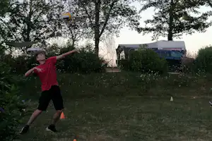 Camping Le Ch'timi - Camper spielt Volleyball auf der Wiese