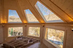 Camping Le Cians - Schlafzimmer mit großen Fenstern mit Blick auf den Park