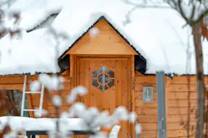 Camping Le Cians - eingang eines Mobilheims mit schneebedecktem Dach