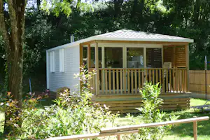 Camping Le Clapas - Mobilheim mit überdachter Veranda im Grünen