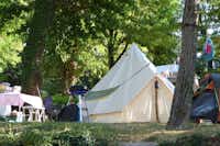 Camping Le Clapas - Zelt auf Stellplatz zwischen Bäumen