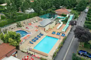 Camping Le Clos Auroy - Campingplatz Pool aus der Vogelperspektive