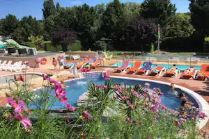 Camping Le Clos Auroy - Gäste liegen am Pool in der Sonne
