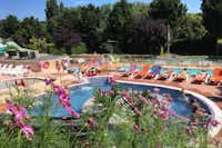 Camping Le Clos Auroy - Gäste liegen am Pool in der Sonne