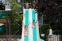 Camping Le Clos Auroy - Kinder auf der Wasserrutsche im Pool