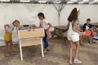Camping Le Clos Auroy - Kinderspielplatz mit Tischtennisplatten