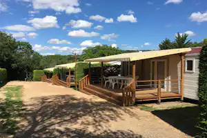 Camping Le Clos Auroy - Mobilheim mit Veranda auf dem Campingplatz