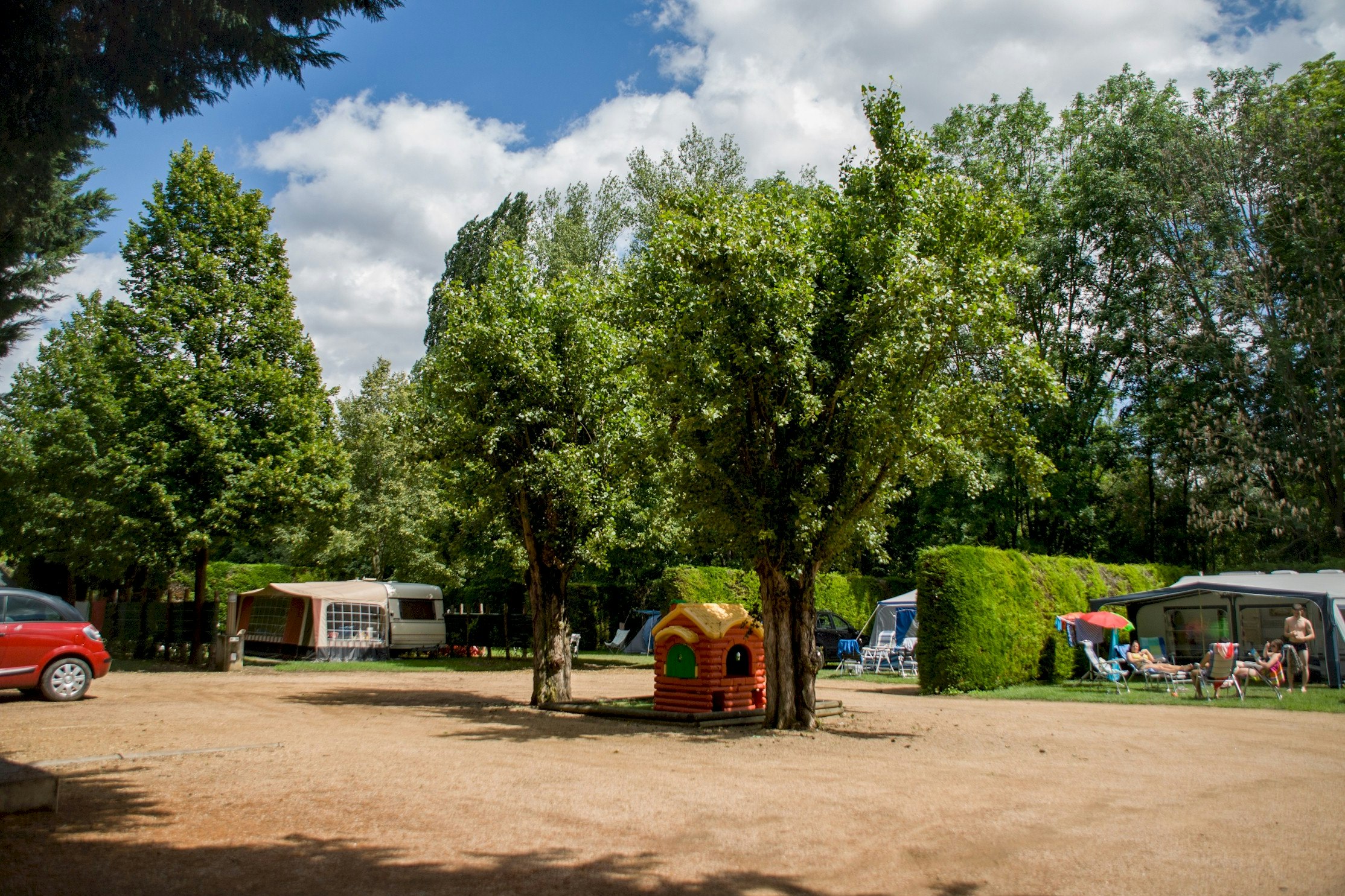 Camping Le Clos Auroy - Wohnmobil- und  Wohnwagenstellplätze im Grünen auf dem Campingplatz