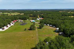 Camping Le Clos Barrat - Luftaufnahme des Campingplatzes im Grünen